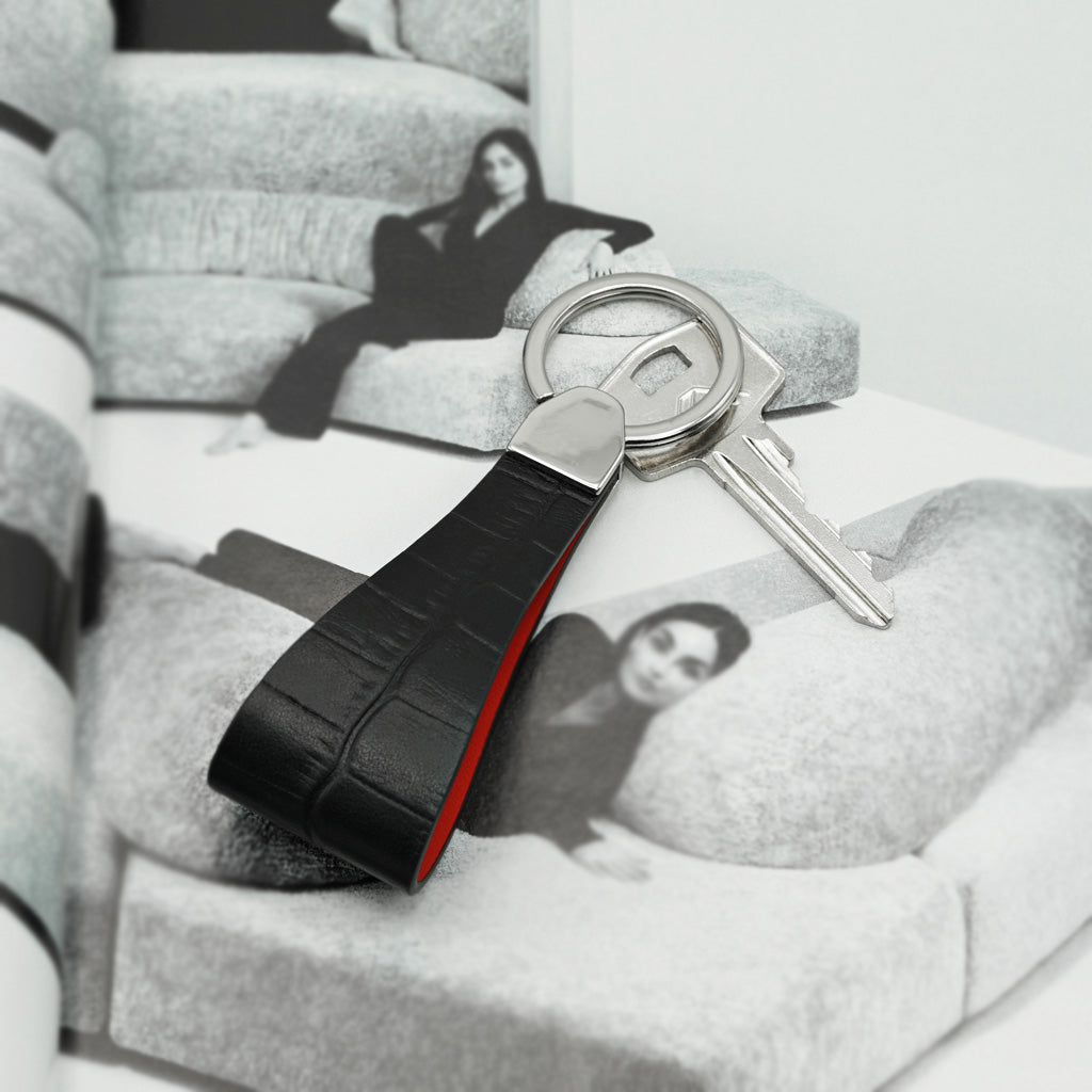 Breloc din Piele Neagra cu Imprimeu Crocodil, Contrast Rosu