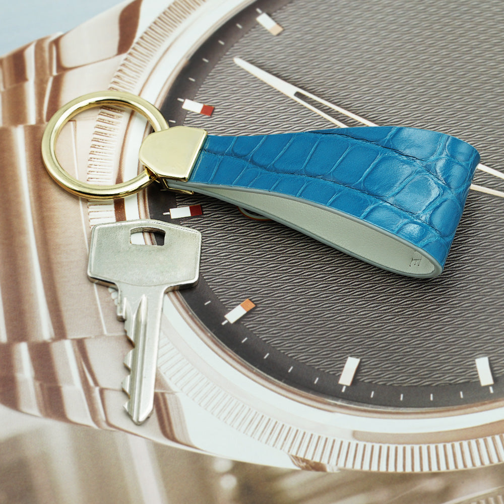 Breloc din Piele de Aligator Albastru Lucios