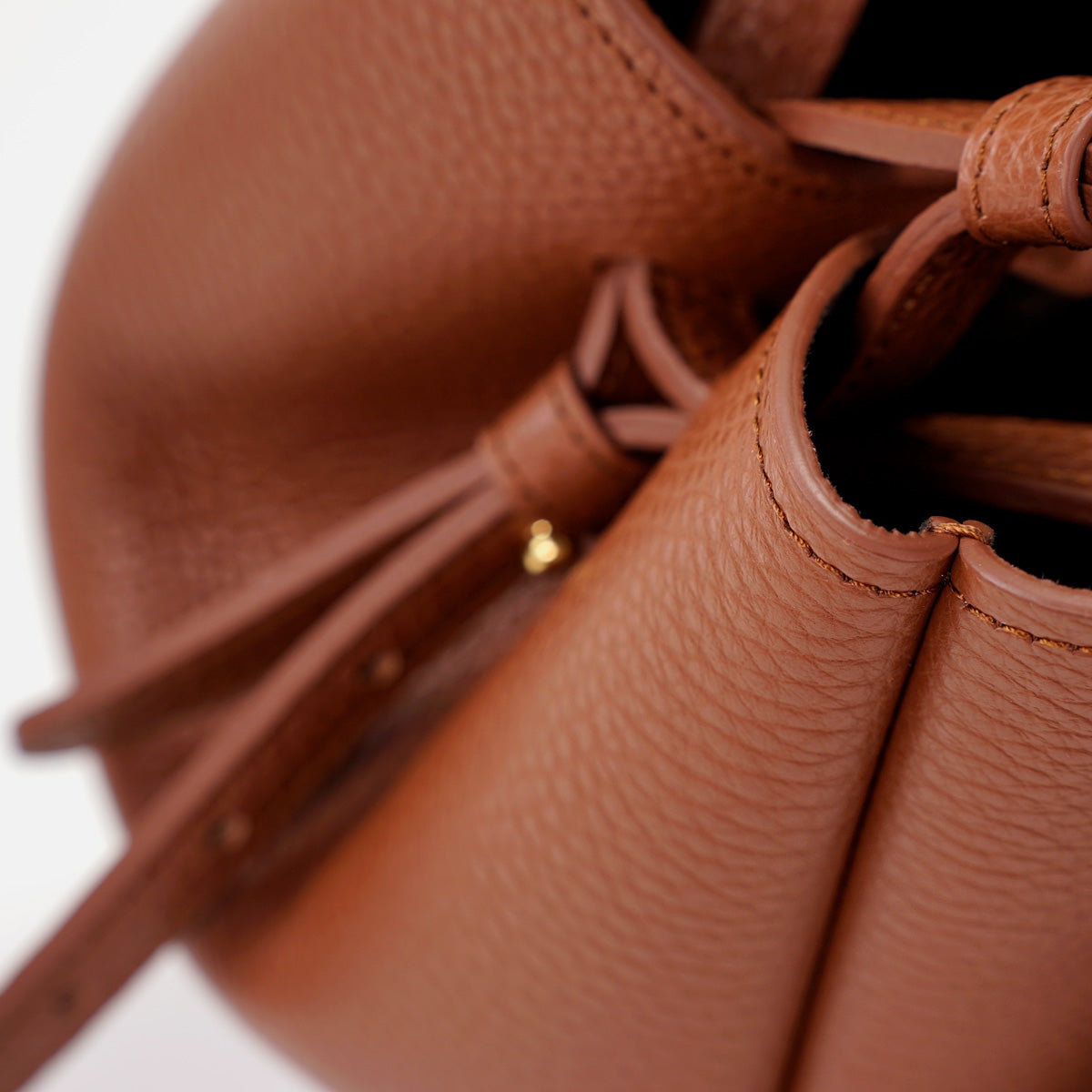 Geanta Mini Pétale, Piele Texturata, Culoare Scortisoara, cu Accesorii