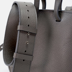 Geanta Mini Pétale, Piele Texturata, Culoare Gri Fumuriu, cu Bareta Lata si Accesorii