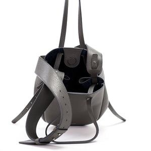 Geanta Mini Pétale, Piele Texturata, Culoare Gri Fumuriu, cu Bareta Lata si Accesorii
