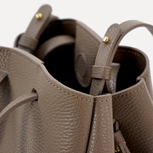 Geanta Mini Pétale, Piele Texturata, Grej Inchis, cu Accesorii